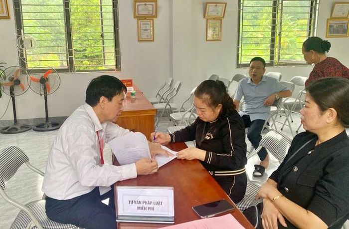 Cán bộ Trung tâm tư vấn pháp luật cho người nghèo và Phát triển cộng đồng (Hội Luật gia Việt Nam) tư vấn pháp luật miễn phí cho người dân tại tỉnh Lào Cai.