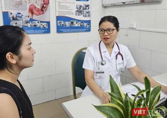 Khám sàng lọc ung thư ở Bệnh viện Bạch Mai. Ảnh: Cẩm Phương.