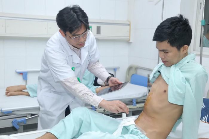 Điều trị bệnh nhân ung thư ở Bệnh viện Việt Đức. Ảnh: Thanh Hằng.