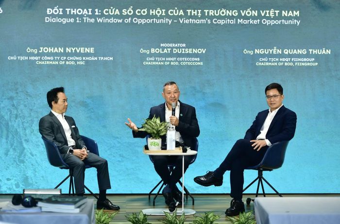 Chủ tịch Coteccons Bolat Duisenov (giữa) điều phối phiên đối thoại. Ảnh: H.T.