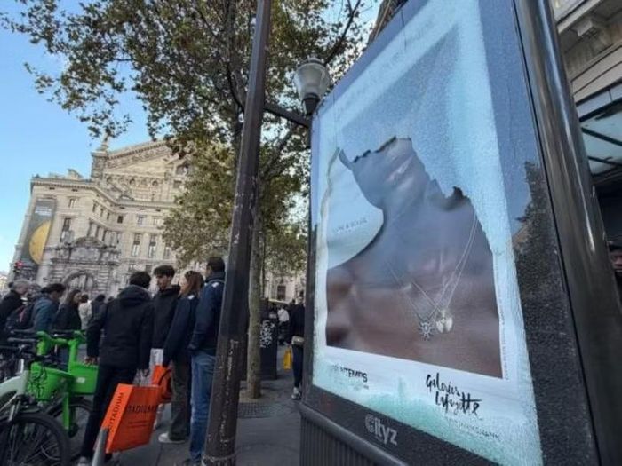 Cửa kính quảng cáo của Trung tâm thương mại Galeries Lafayette tại Paris, bị đập vỡ. Ảnh: Chosun.
