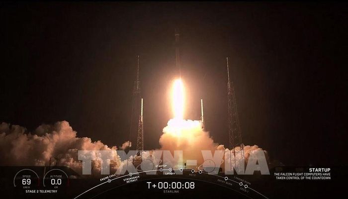 Hình ảnh trích từ video cho thấy tên lửa đẩy Falcon 9 mang theo 60 vệ tinh Starlink của SpaceX rời bệ phóng tại Trạm không quân Mũi Canaveral, bang Florida (Mỹ). Ảnh: AP/TTXVN
