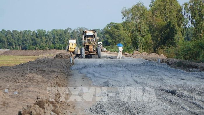 Gói thầu số 20 của Dự án đường ĐT.857 thi công cấp phối đá dăm. Ảnh: Nhựt An - TTXVN