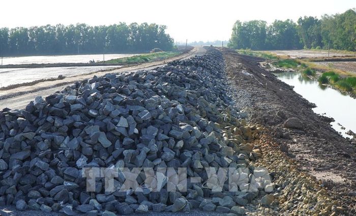 Nhà thầu chủ động tháo gỡ khó khăn, đưa vật liệu về công trường phục vụ thi công đường ĐT.857. Ảnh: Nhựt An - TTXVN