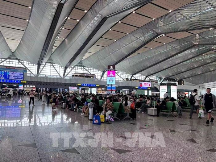 Hành khách chờ tàu tại một nhà ga ở Trung Quốc. Ảnh: Hải Yến - TTXVN