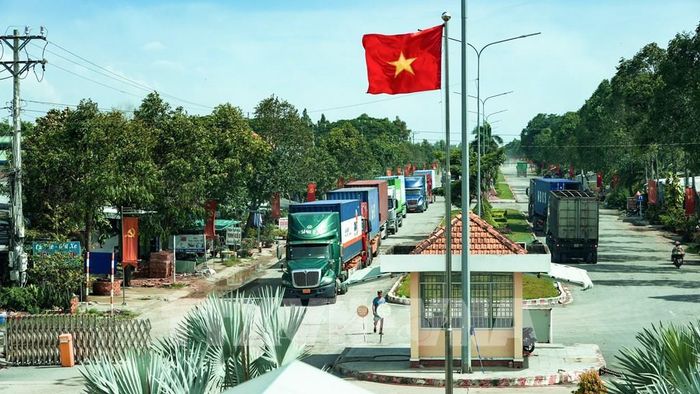 Phương tiện vận tải hàng hóa nối dài trên tuyến đường dẫn vào Cửa khẩu quốc tế Bình Hiệp. Ảnh: Minh Phú - TTXVN