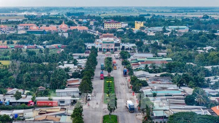 Phương tiện vận chuyển hàng hóa qua cặp Cửa khẩu quốc tế Bình Hiệp – Prey Vor (Campuchia). Ảnh: Minh Phú - TTXVN