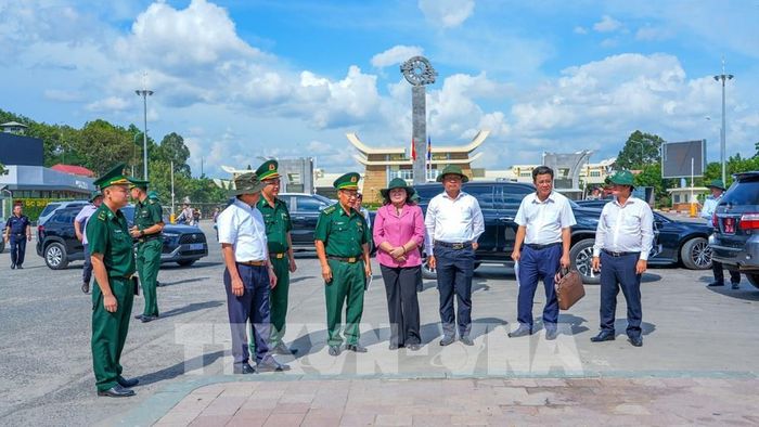 Lãnh đạo tỉnh Tây Ninh khảo sát hiện trạng và tình hình hoạt động tại khu vực Cửa khẩu quốc tế Mộc Bài, xã Bến Cầu, tỉnh Tây Ninh. Ảnh: Minh Phú - TTXVN