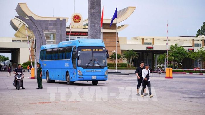 Phương tiện chở khách nhập cảnh từ Campuchia vào Việt Nam qua Cửa khẩu quốc tế Mộc Bài, xã Bến Cầu, tỉnh Tây Ninh. Ảnh: Minh Phú - TTXVN