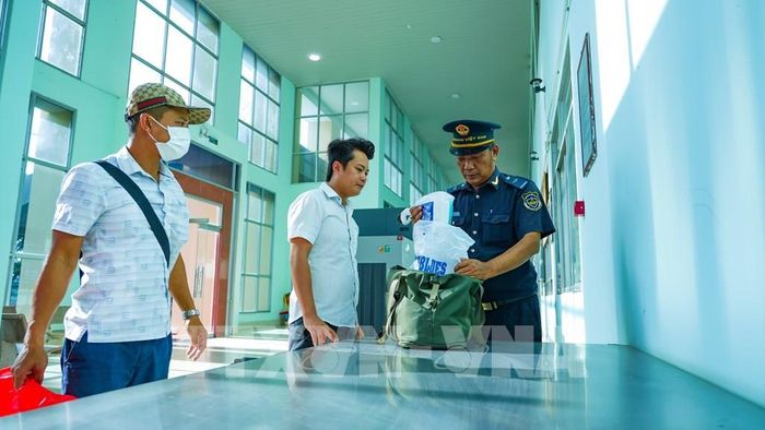 Cán bộ Hải quan Khu vực XVII, kiểm tra, giám sát người và hàng hóa nhập cảnh từ Campuchia vào Việt Nam qua Cửa khẩu quốc tế Bình Hiệp, xã Bình Hiệp, tỉnh Tây Ninh. Ảnh: Minh Phú - TTXVN