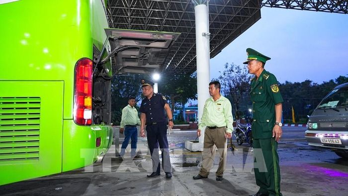 Lực lượng chức năng kiểm tra kiểm soát phương tiện nhập cảnh từ Campuchia vào Việt Nam qua Cửa khẩu quốc tế Mộc Bài. Ảnh: Minh Phú – TTXVN