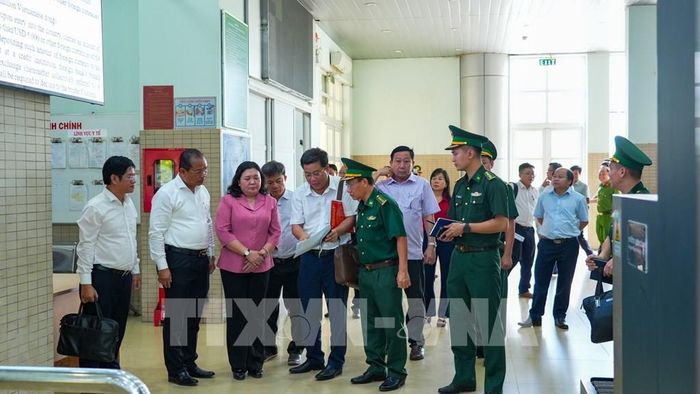 Lãnh đạo tỉnh Tây Ninh trao đổi về công tác quản lý, kiểm soát và nâng cao hiệu quả hoạt động tại Cửa khẩu quốc tế Mộc Bài. Ảnh: Minh Phú - TTXVN