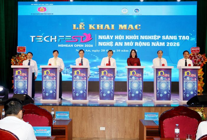 Các đại biểu ấn nút khai mạc Ngày hội Khởi nghiệp tỉnh Nghệ An mở rộng năm 2026