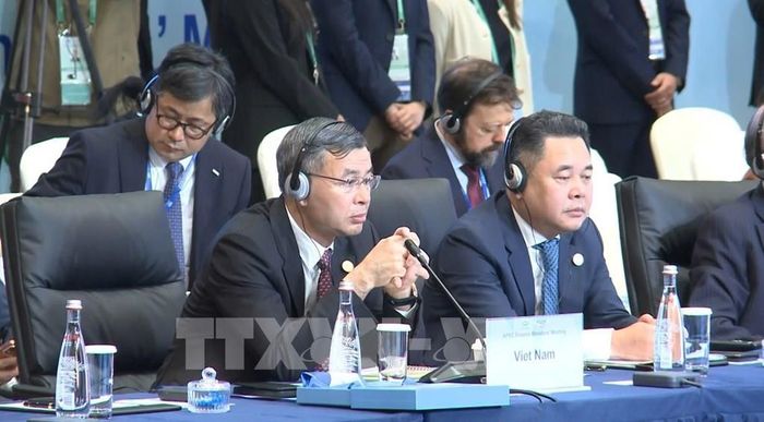 Bộ trưởng Bộ Tài chính Việt Nam Ngô Văn Tuấn (trái) tham dự Hội nghị Bộ trưởng Tài chính APEC 2026 tại Hong Kong (Trung Quốc). (Ảnh: Thành Nam - PV TTXVN tại Hong Kong, Trung Quốc