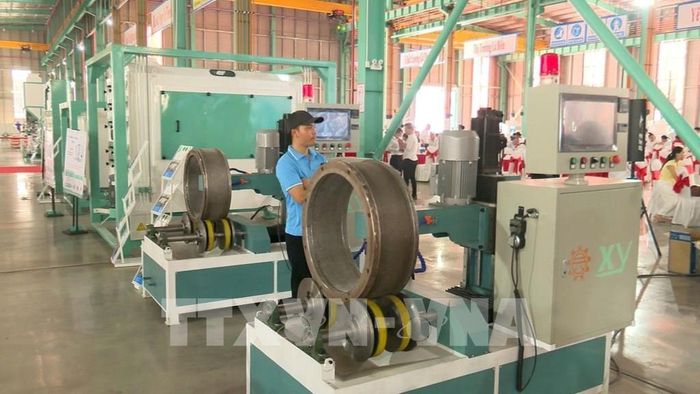 Các đại biểu tham quan, tìm hiểu quy trình vận hành máy móc sản xuất thiết bị nông nghiệp. Ảnh: Thanh Bình - TTXVN