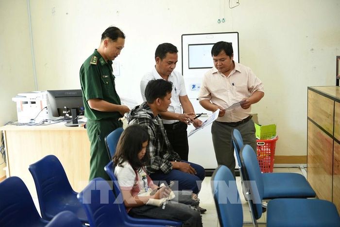 Cán bộ xã Đắc Pring tuyên truyền, hướng dẫn bà con nộp hồ sơ điện tử khi làm dịch vụ công tại UBND xã Đắc Pring. Ảnh: Quốc Dũng - TTXVN