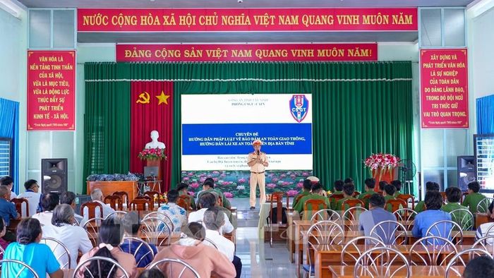 Cán bộ Phòng Cảnh sát giao thông Công an tỉnh Tây Ninh tuyên truyền, phổ biến pháp luật về trật tự, an toàn giao thông và hướng dẫn kỹ năng lái xe an toàn cho người dân tại xã Tân Phú, tỉnh Tây Ninh. Ảnh: Minh Phú - TTXVN