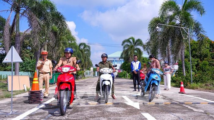 Người dân xã Tân Phú, tỉnh Tây Ninh thực hành điều khiển xe mô tô trên tuyến đường mô phỏng dưới sự hướng dẫn của lực lượng chức năng, nâng cao khả năng quan sát và xử lý tình huống thực tế. Ảnh: Minh Phú - TTXVN
