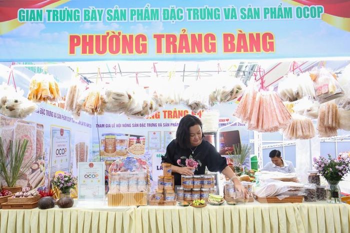 Gian hàng trưng bày sản phẩm đặc trưng phường Trảng Bàng, tỉnh Tây Ninh. Ảnh: Giang Phương - TTXVN