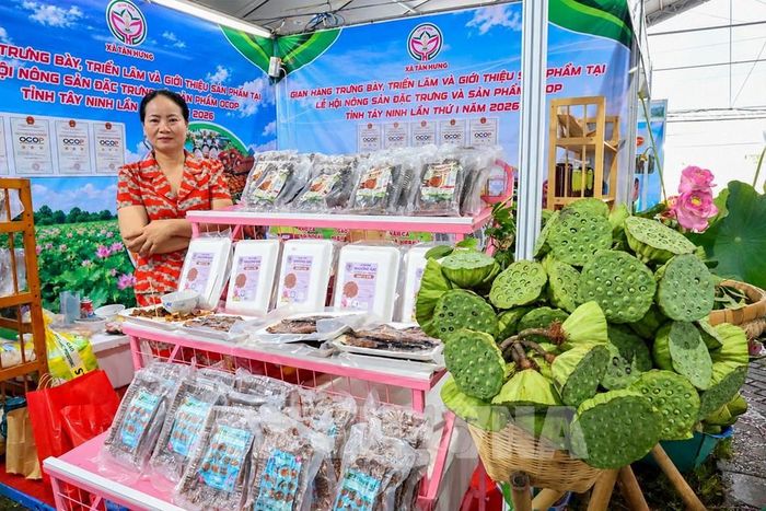 Những đặc sản dân dã vùng Đồng Tháp Mười được bày bán, giới thiệu đến người tiêu dùng. Ảnh: Giang Phương - TTXVN