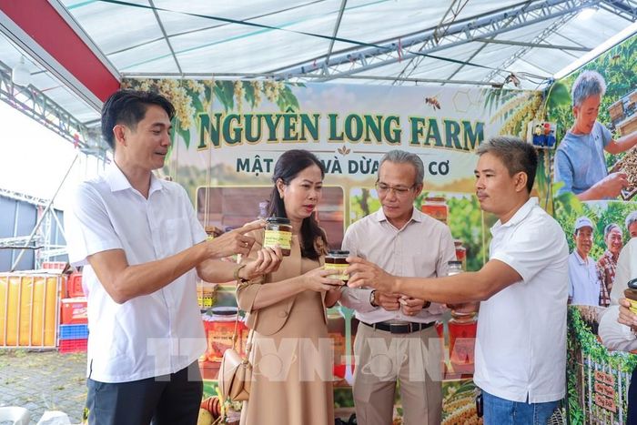 Giới thiệu sản phẩm mật ong và quy trình tạo ra mật ong, giúp du khách hiểu hơn về đặc sản gắn với thiên nhiên Tây Ninh. Ảnh: Giang Phương - TTXVN