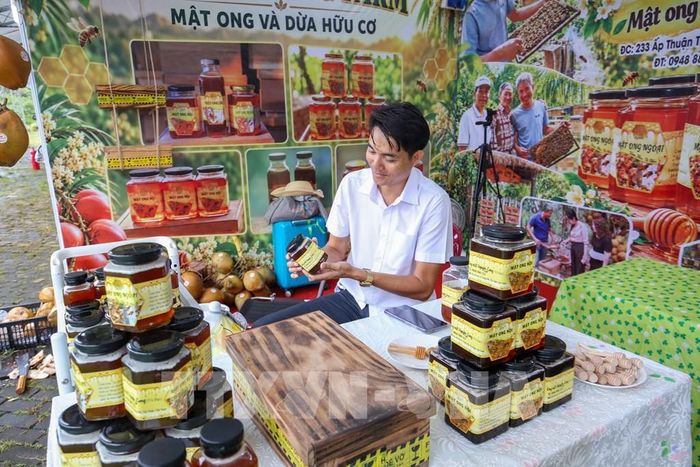 Mỗi sản phẩm địa phương không chỉ mang giá trị kinh tế mà còn kể câu chuyện về vùng đất, con người và bản sắc văn hóa, góp phần đưa đặc sản quê hương đến gần hơn với người tiêu dùng. Ảnh: Giang Phương - TTXVN
