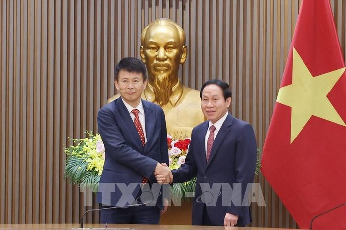 Phó Thủ tướng Lê Tiến Châu tiếp Giáo sư Thái Hồng Tân, Hiệu trưởng Trường Kinh doanh, Đại học Hồng Kông (Trung Quốc). Ảnh: Lâm Khánh - TTXVN