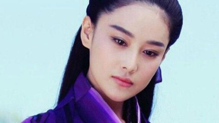 Đằng sau dung mạo sắc sảo là một cao thủ lạnh lùng với những tuyệt kỹ khiến giang hồ khiếp sợ.
