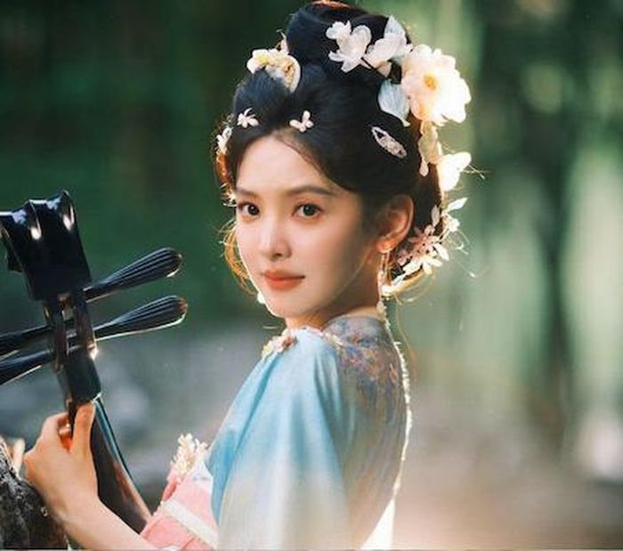 Chương Nhược Nam đảm nhận vai nữ chính, được giới thiệu với hai thân phận Đan Dương và Lý Hoài Ngọc.