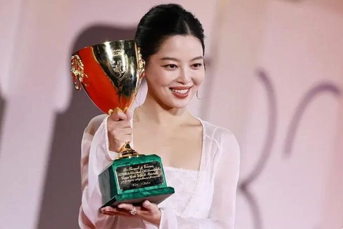 Tân Chỉ Lôi trở thành Ảnh hậu LHP Venice lần thứ 82.