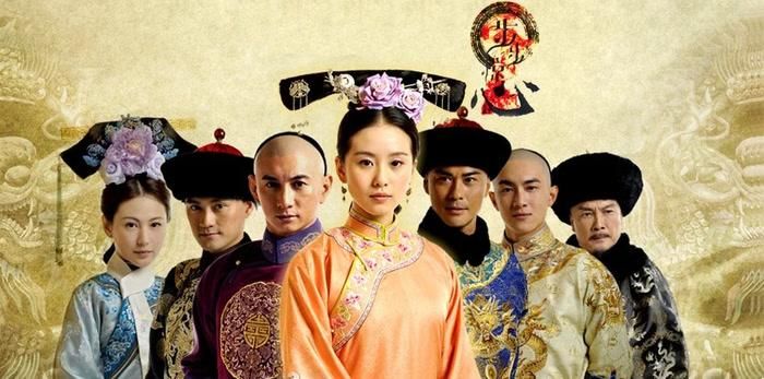 Lên sóng lần đầu năm 2011, Bộ Bộ Kinh Tâm vẫn được khán giả tìm xem nhờ câu chuyện xuyên không kết hợp cung đấu và tình yêu bi thương. Phim có sự tham gia của Lưu Thi Thi và Ngô Kỳ Long, chuyển thể từ tiểu thuyết của nhà văn Đồng Hoa. Nhân vật Trương Hiểu, một cô gái hiện đại, bất ngờ xuyên không về thời nhà Thanh sau một tai nạn. Trong thân phận Mã Nhĩ Thái Nhược Hy, cô sống giữa hoàng cung dưới thời vua Khang Hy, nơi các hoàng tử cạnh tranh quyết liệt để giành ngôi báu. Mang tư duy của người hiện đại và biết trước những biến cố lịch sử, Nhược Hy cố gắng tránh xa cuộc tranh giành quyền lực. Tuy nhiên, những mối quan hệ với các hoàng tử khiến cô dần bị cuốn vào vòng xoáy cung đình. Tình cảm của cô với Bát a ca và sau đó là Tứ a ca, người trở thành vua Ung Chính, đều phải đối diện với những lựa chọn khó khăn. Điểm nổi bật của bộ phim nằm ở cách kết hợp yếu tố xuyên không với bi kịch lịch sử. Nhược Hy không thể thay đổi hoàn toàn những sự kiện đã biết, còn tình yêu của cô liên tục bị thử thách bởi quyền lực và số phận. Sau nhiều năm, tác phẩm vẫn được nhắc đến như một đại diện tiêu biểu của dòng phim cổ trang tình cảm buồn.