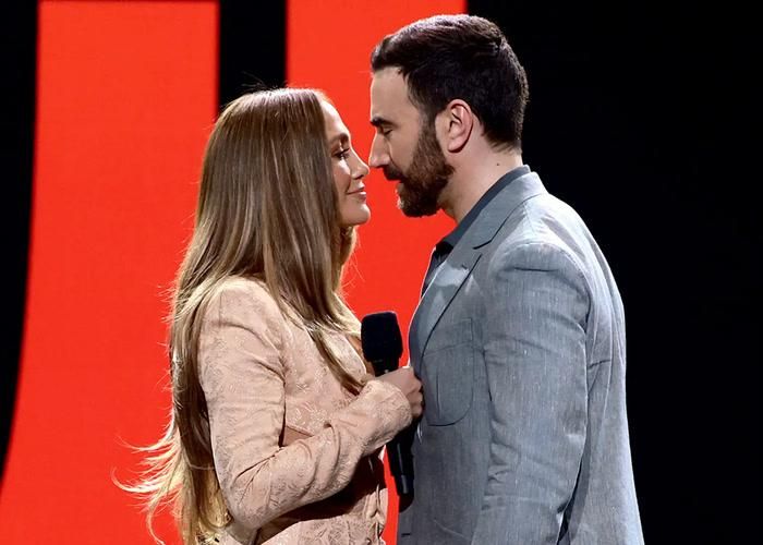 Tin đồn tình cảm giữa Jennifer Lopez và Brett Goldstein đã xuất hiện từ nhiều tháng trước.