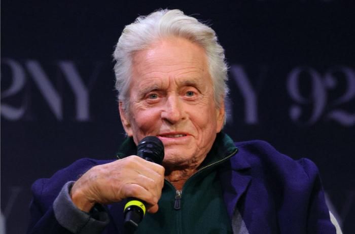 Michael Douglas thừa nhận việc diễn xuất trước phông xanh và tương tác với những yếu tố kỹ xảo là trải nghiệm không hề dễ dàng.