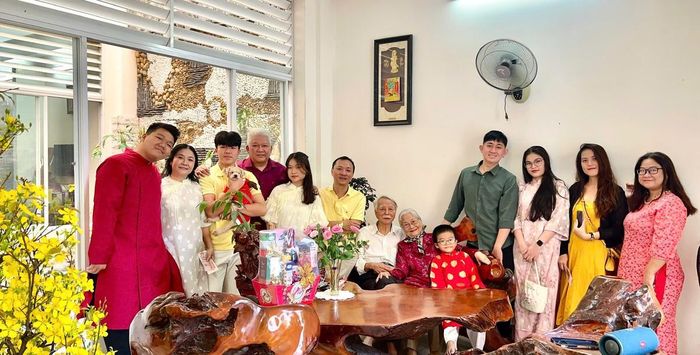Con, cháu nội ngoại của bà Võ Thị Ba (ảnh chụp năm 2025)