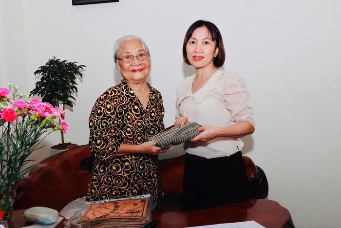 Bà Huỳnh Thiện Kim Tuyến (con gái bà Võ Thị Ba và liệt sĩ Huỳnh Thiện Nghệ) trao tặng kỷ vật kháng chiến cho Bảo tàng Mặt trận Tổ quốc Việt Nam