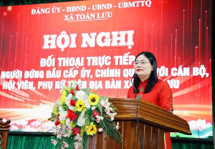 Đồng chí Bùi Thị Hoàng Oanh - Bí thư Đảng ủy, Chủ tịch HĐND xã Toàn Lưu - phát biểu tại hội nghị đối thoại trực tiếp giữa người đứng đầu cấp ủy, chính quyền với cán bộ, hội viên, phụ nữ trên địa bàn xã