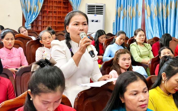 Hội viên, phụ nữ phường Hải Ninh phát biểu ý kiến, đề xuất nguyện vọng tại hội nghị đối thoại