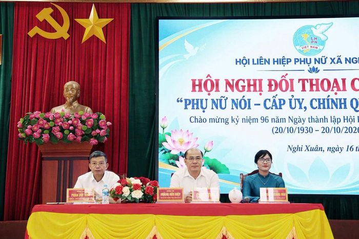 Các đồng chí lãnh đạo chủ trì Hội nghị đối thoại chính sách "Phụ nữ nói - Cấp ủy, chính quyền lắng nghe" tại xã Nghi Xuân