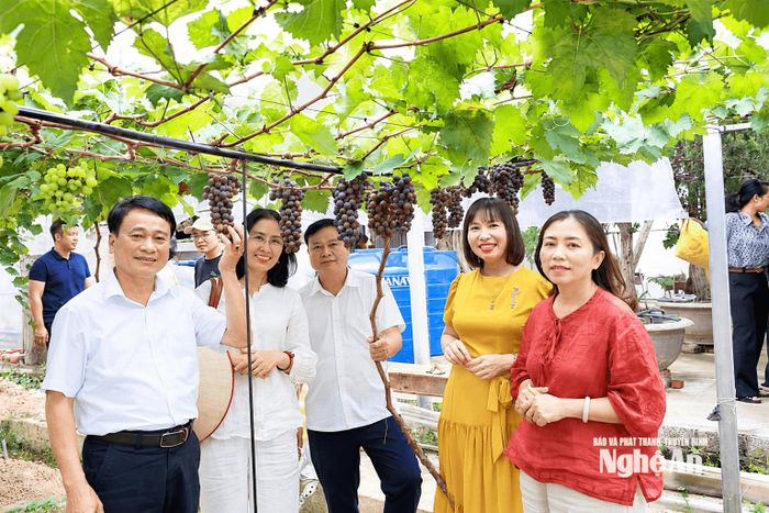 Đồng chí Hoàng Thị Thu Hiền - Chủ tịch Hội LHPN tỉnh thăm mô hình sản xuất của chị Liên ở xã Quan Thành. Ảnh: CSCC
