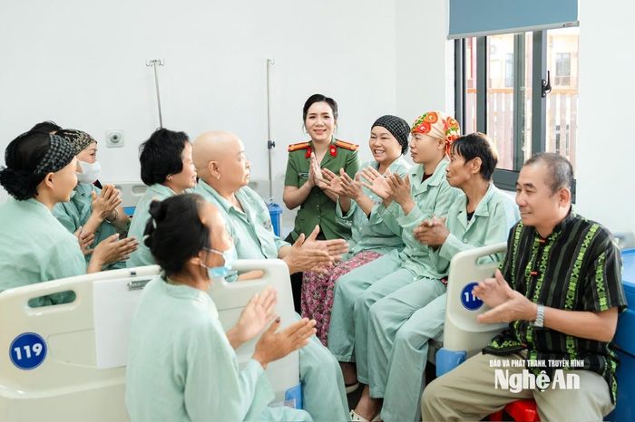 Gia đình chị Nguyễn Thị Thùy Hương (SN 1982, khối 12, Hà Huy Tập, phường Vinh Phú) vun đắp sự gắn kết bằng việc lắng nghe, đồng hành, hài hòa giữa gia đình, công việc và hoạt động xã hội. Ảnh: NVCC