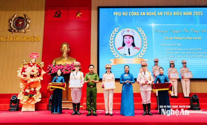 Gia đình chị Nguyễn Thị Thùy Hương (SN 1982, khối 12, Hà Huy Tập, phường Vinh Phú) vun đắp sự gắn kết bằng việc lắng nghe, đồng hành, hài hòa giữa gia đình, công việc và hoạt động xã hội.