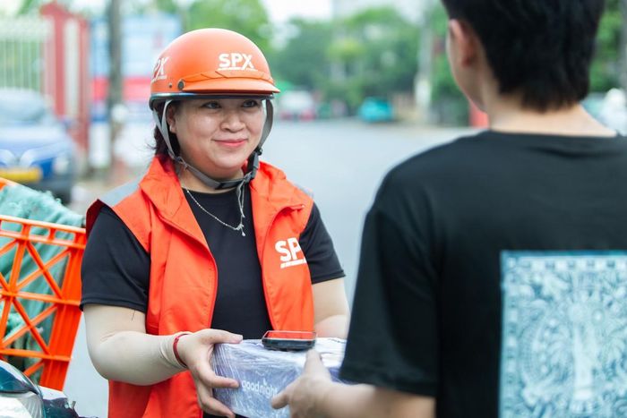 Nữ tài xế luôn lên kế hoạch rõ ràng cho mỗi chuyến giao để đơn hàng đến tay khách đúng hẹn.