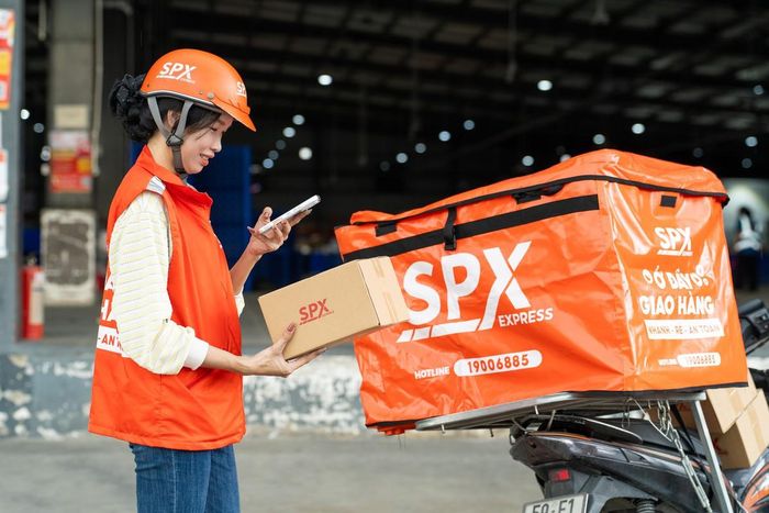Chị Nguyễn Thị Hải Trầm khảo sát tuyến và sắp xếp thứ tự giao đơn trước mỗi chuyến hàng hỏa tốc.