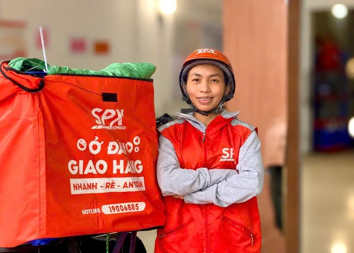 Chị Thúy luôn giữ sự hòa đồng, vui vẻ để khách hàng nhớ đến hình ảnh những shipper SPX thân thiện, nhiệt tình và sẵn sàng hỗ trợ.