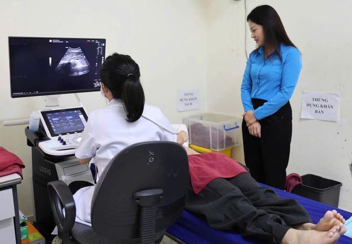 Bác sĩ thực hiện siêu âm kiểm tra sức khỏe cho nữ đoàn viên, công nhân lao động