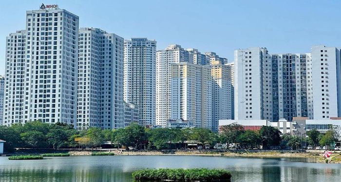 Theo các chuyên gia, lãi suất ngân hàng cao đang gây sức ép lên sức mua và thanh khoản