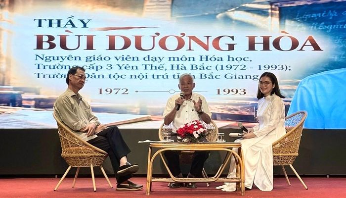 Thầy giáo Bùi Dương Hòa (giữa) và ông Nguyễn Ngọc Long (bên trái) chia sẻ ký ức về những lớp học, những ngày sơ tán năm 1972