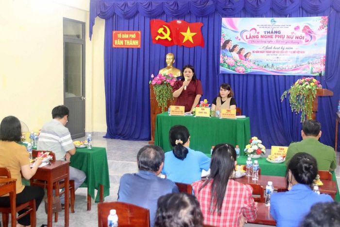 Tại tổ dân phố Văn Thánh, phường Bình Thuận, buổi sinh hoạt hưởng ứng “Tháng lắng nghe phụ nữ nói” diễn ra cởi mở, chân tình, thu hút đông chị em tham gia. Ảnh: ĐVCC