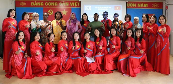 Hội viên Chi hội Phụ nữ Đội Công binh số 5 chụp ảnh lưu niệm cùng phụ nữ các nước tại Phái bộ.