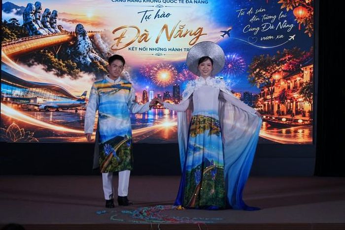 Các thí sinh trong phần thi trình diễn thời trang với chủ đề "Sắc đẹp hồn Việt".